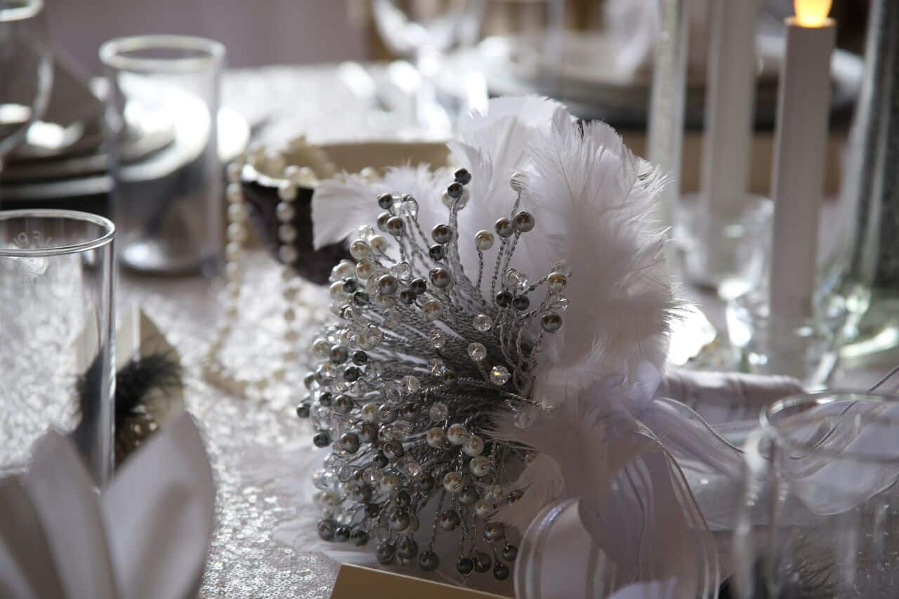 Chrystal bouquet with feathers collar