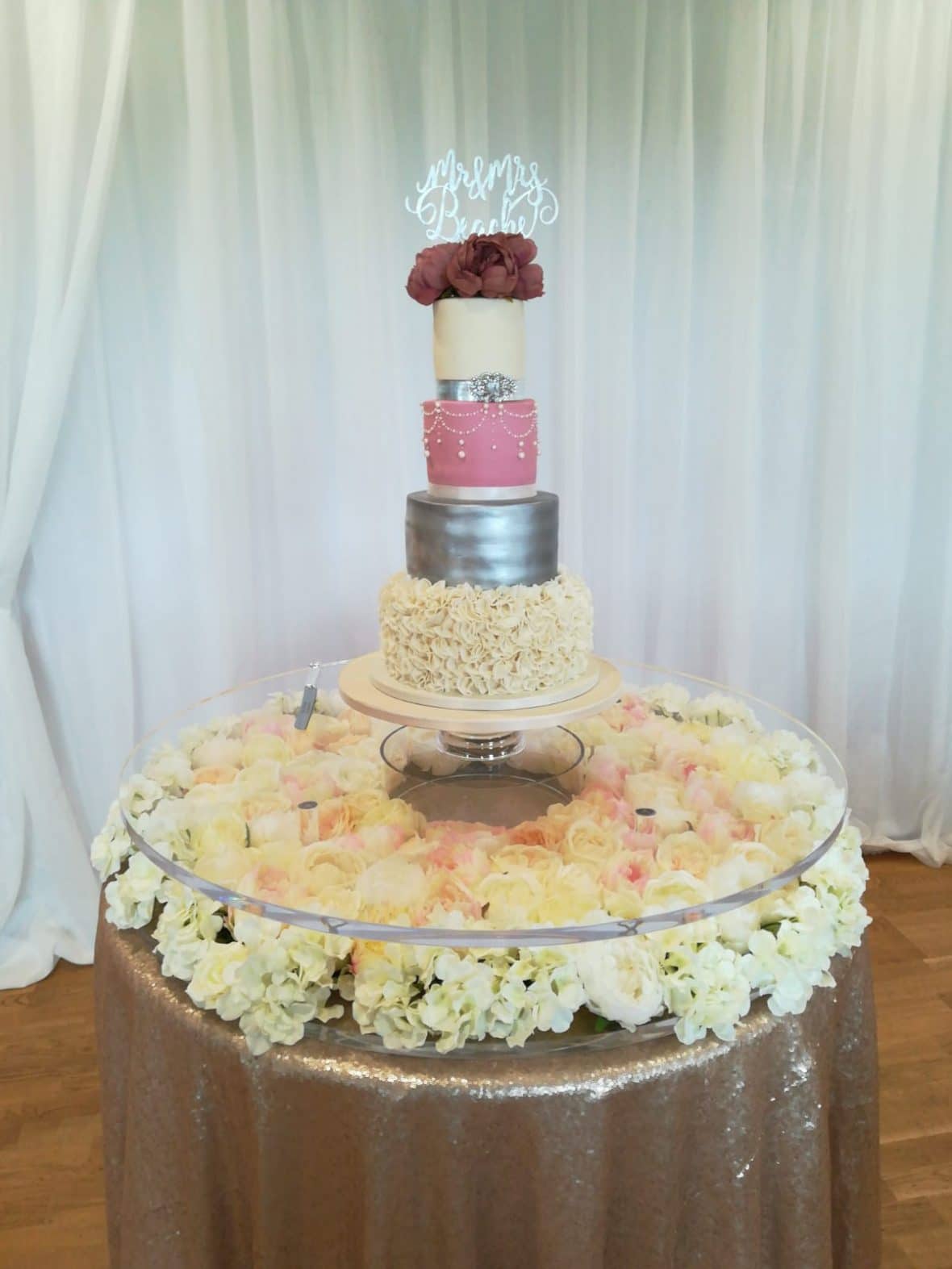 The perfect stand to display your wedding cake