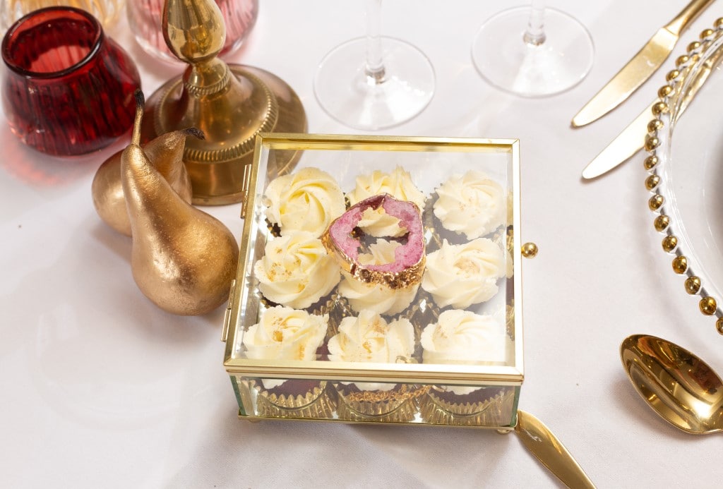 cupcakes nibbles for the guests displayed in a glass box with agate slice decor on the lid