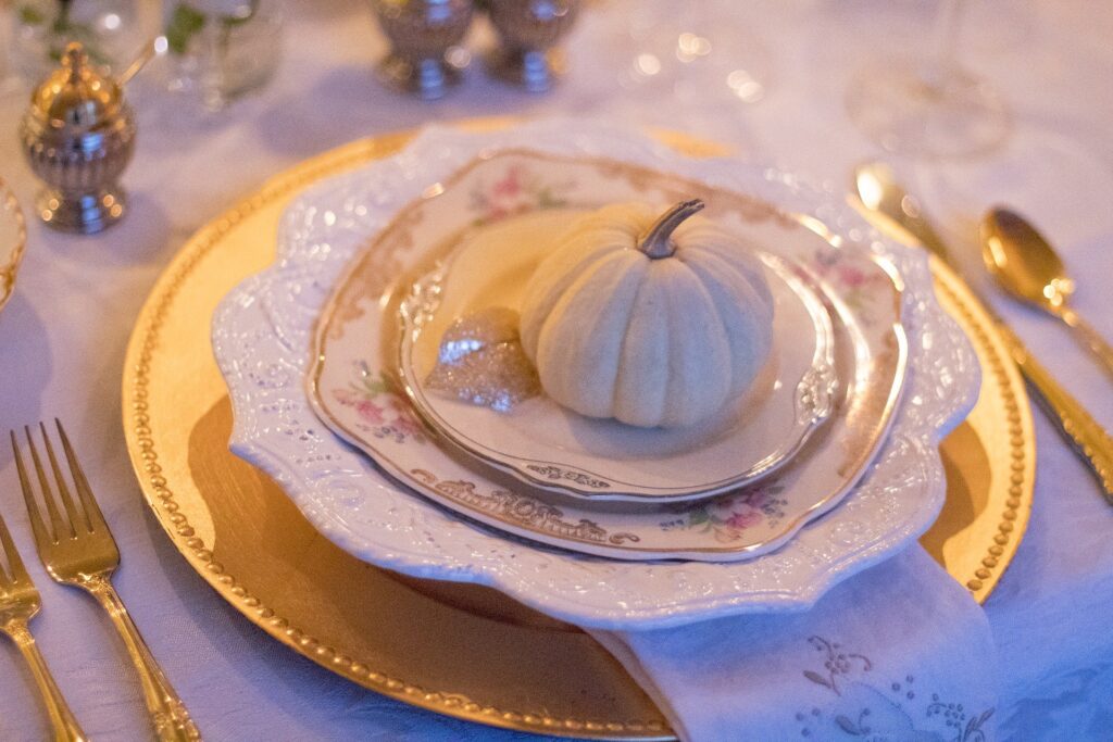 Gold rimmed charger plate- Wedding table setting