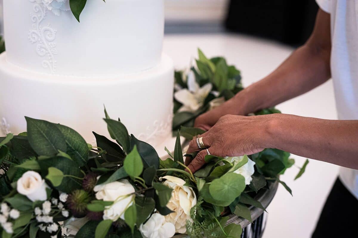 Mirrored cake table with green and white garland decor